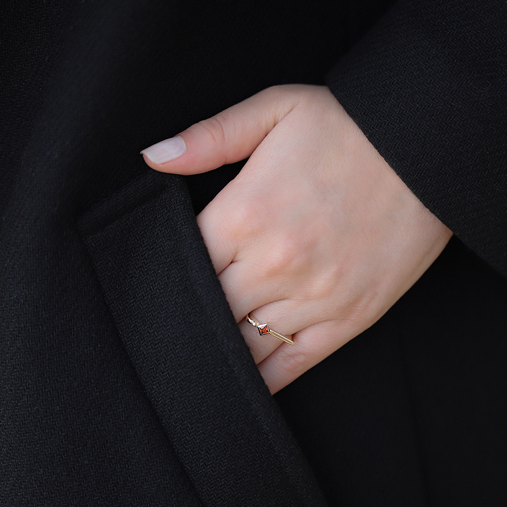 0,04 Karat Pırlanta Garnet Taşlı Yüzük