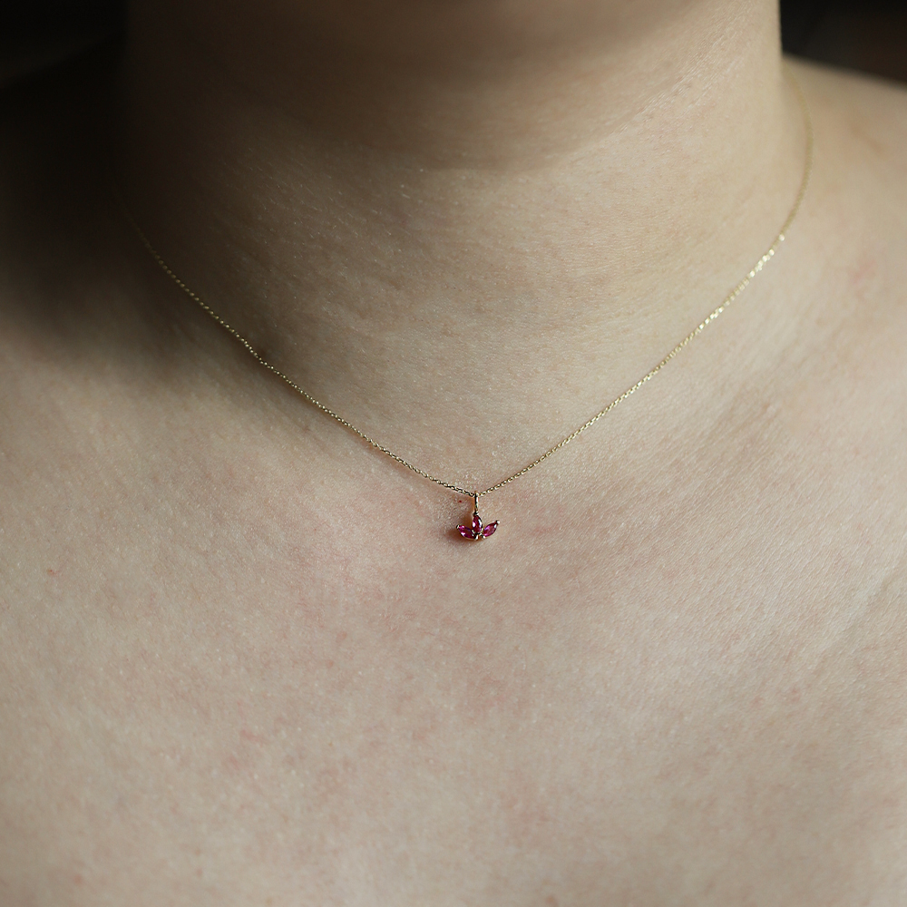 14 Ayar Sarı Altın Kırmızı Taşlı Lotus Kolye