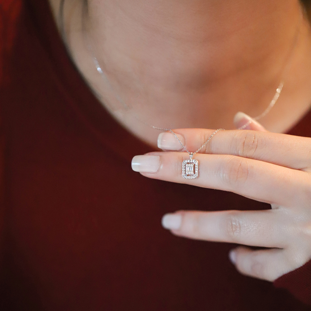 8 Ayar Beyaz Altın Baget Kolye