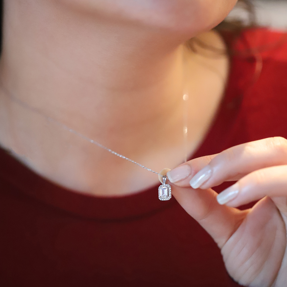 8 Ayar Beyaz Altın Baget Kolye