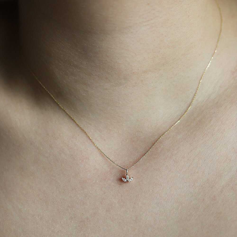 14 Ayar Sarı Altın Minimal Taşlı Lotus Kolye