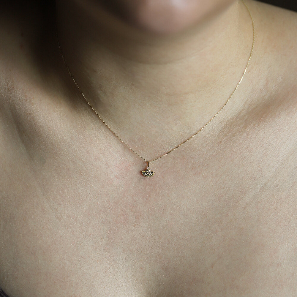 14 Ayar Sarı Altın Minimal Taşlı Lotus Kolye