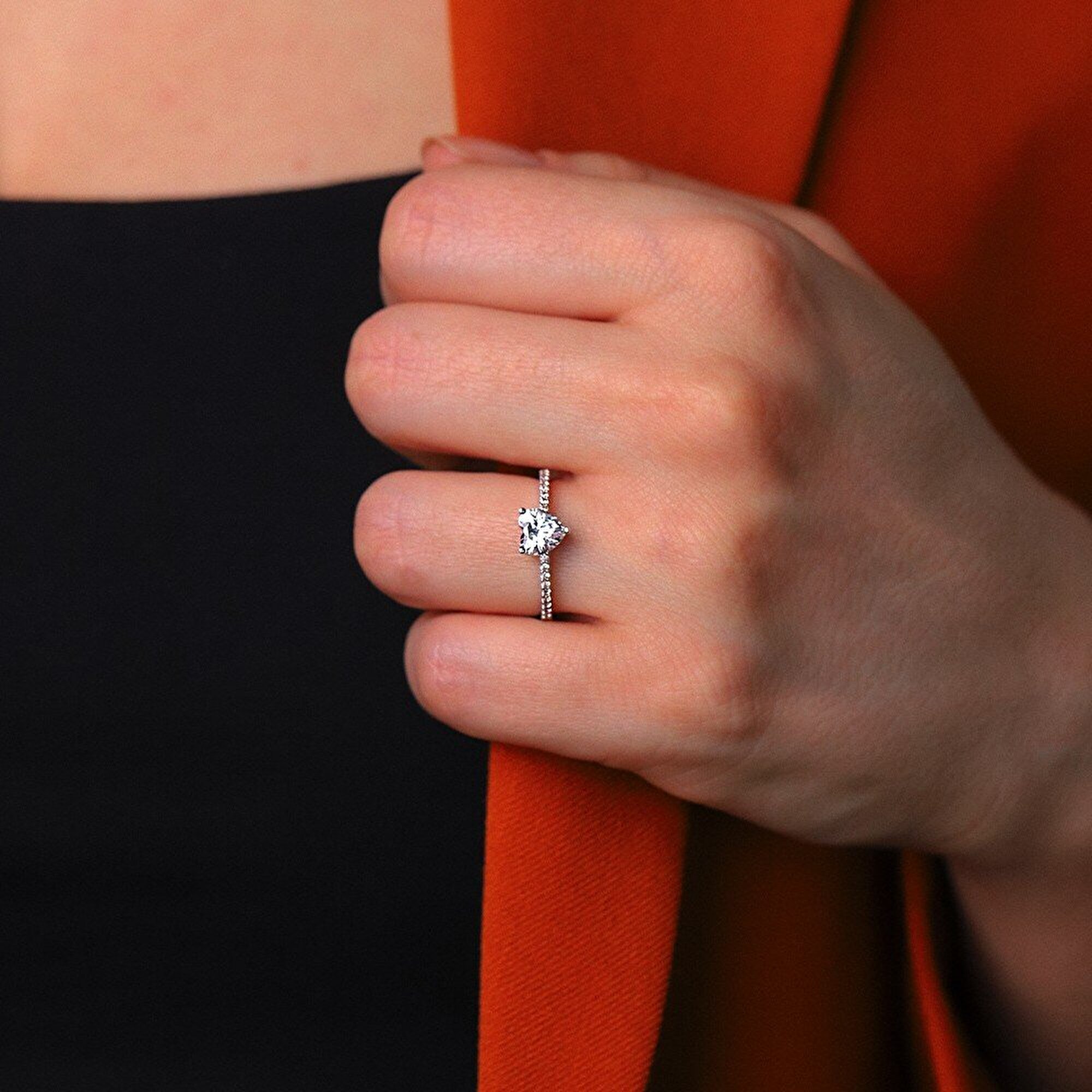 8 Ayar Beyaz Altın Tektaş Kalp Yüzük