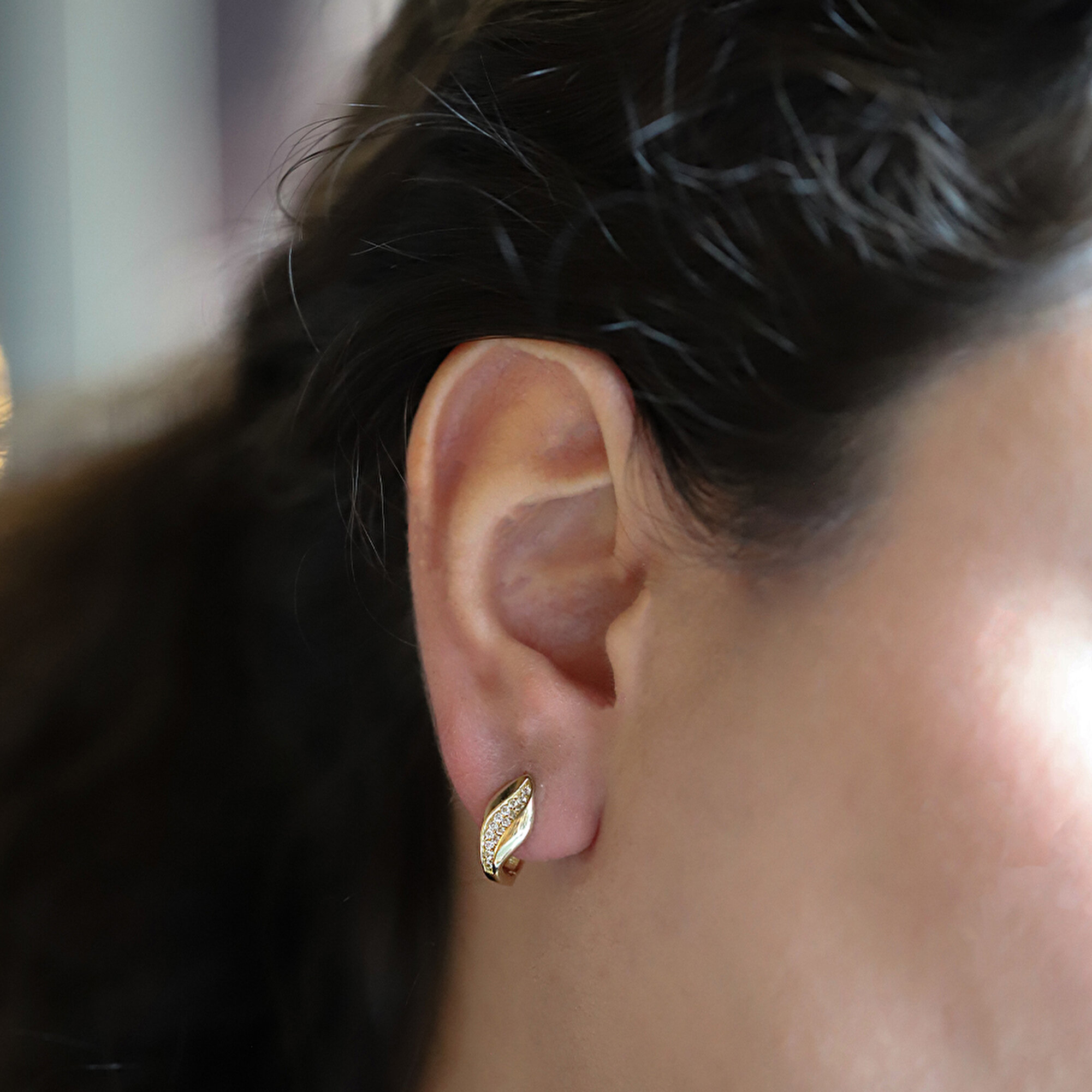 14 Ayar Sarı Altın Taşlı J Küpe