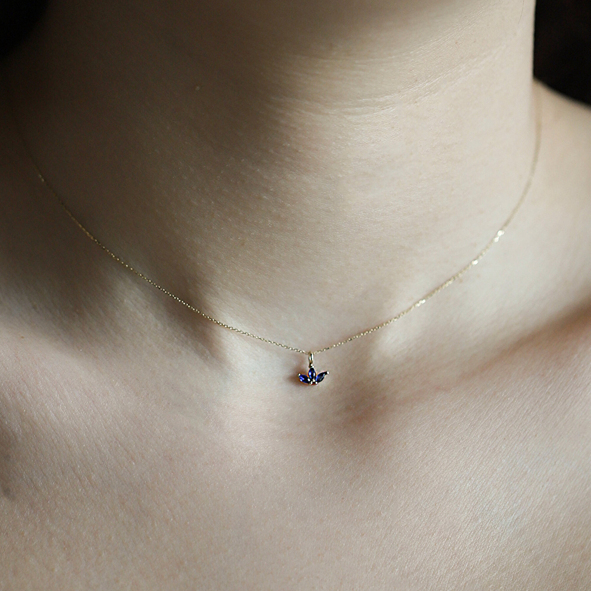 14 Ayar Sarı Altın Mavi Taşlı Lotus Kolye