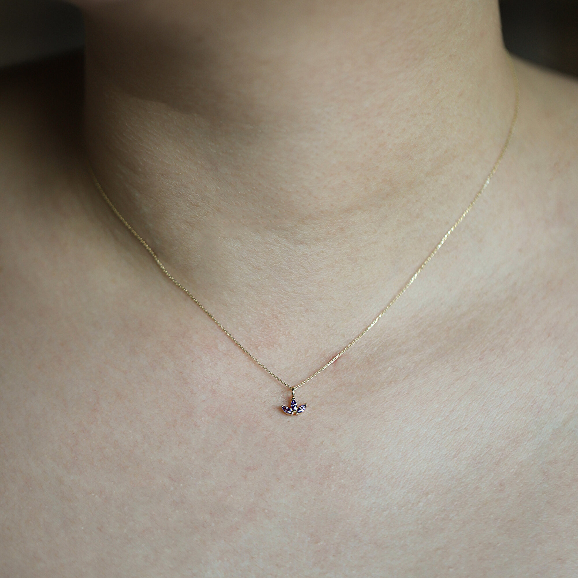 14 Ayar Sarı Altın Mor Taşlı Lotus Kolye