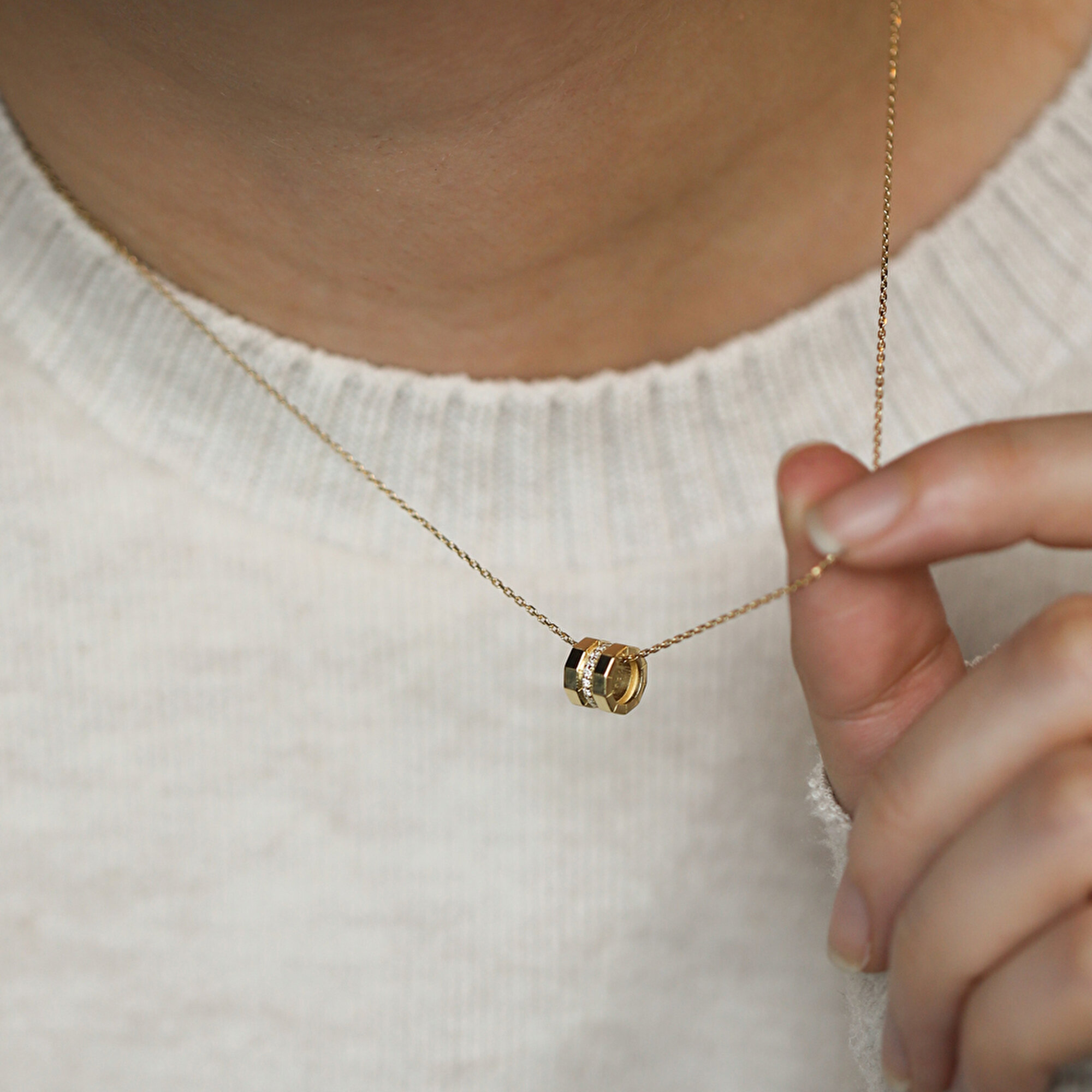 14 Ayar Sarı Altın Silindir Taşlı Kolye