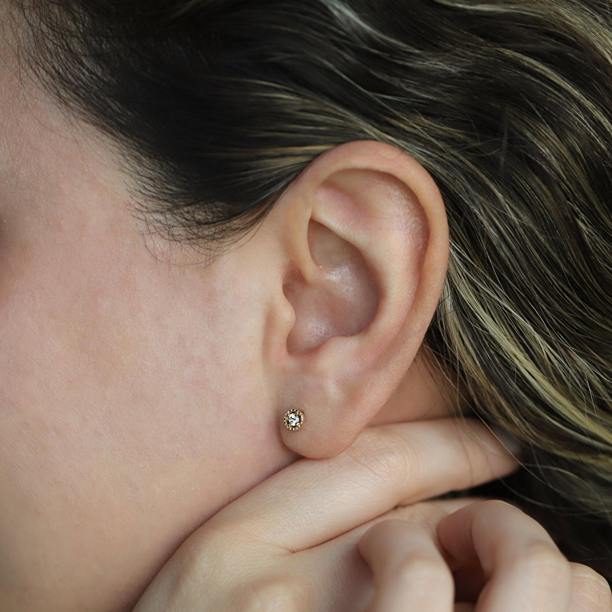 14 Ayar Sarı Altın Taşlı Minimal Küpe