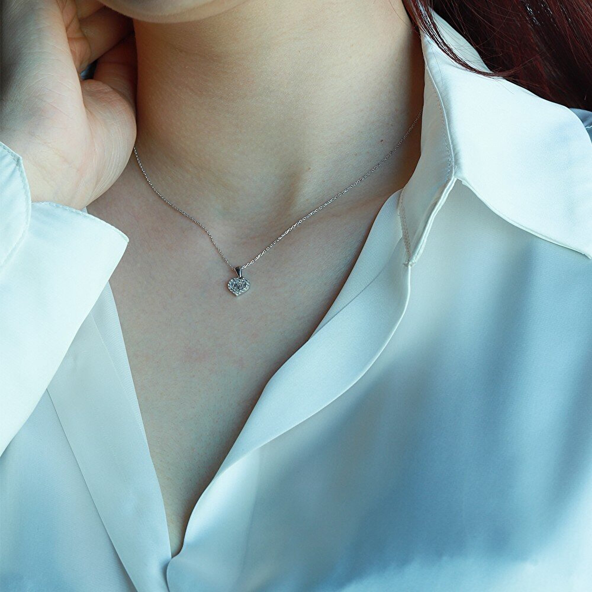 8 Ayar Beyaz Altın Baget Kolye