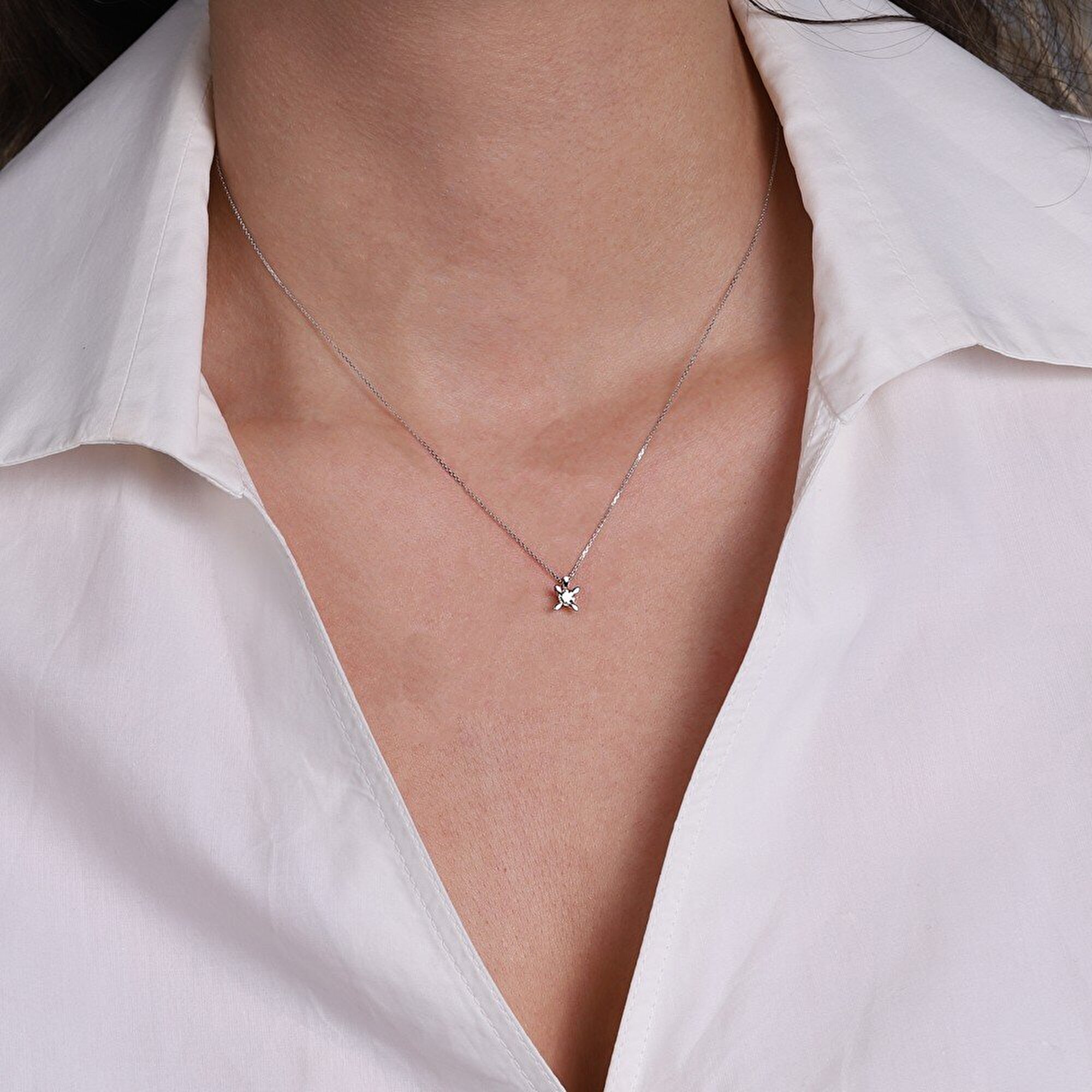 0,15 Karat Tektaş Pırlanta Kolye