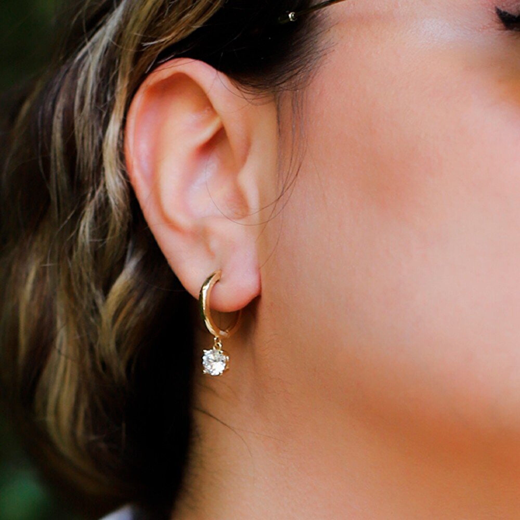 14 Ayar Sarı Altın Sallantılı Taşlı Küpe