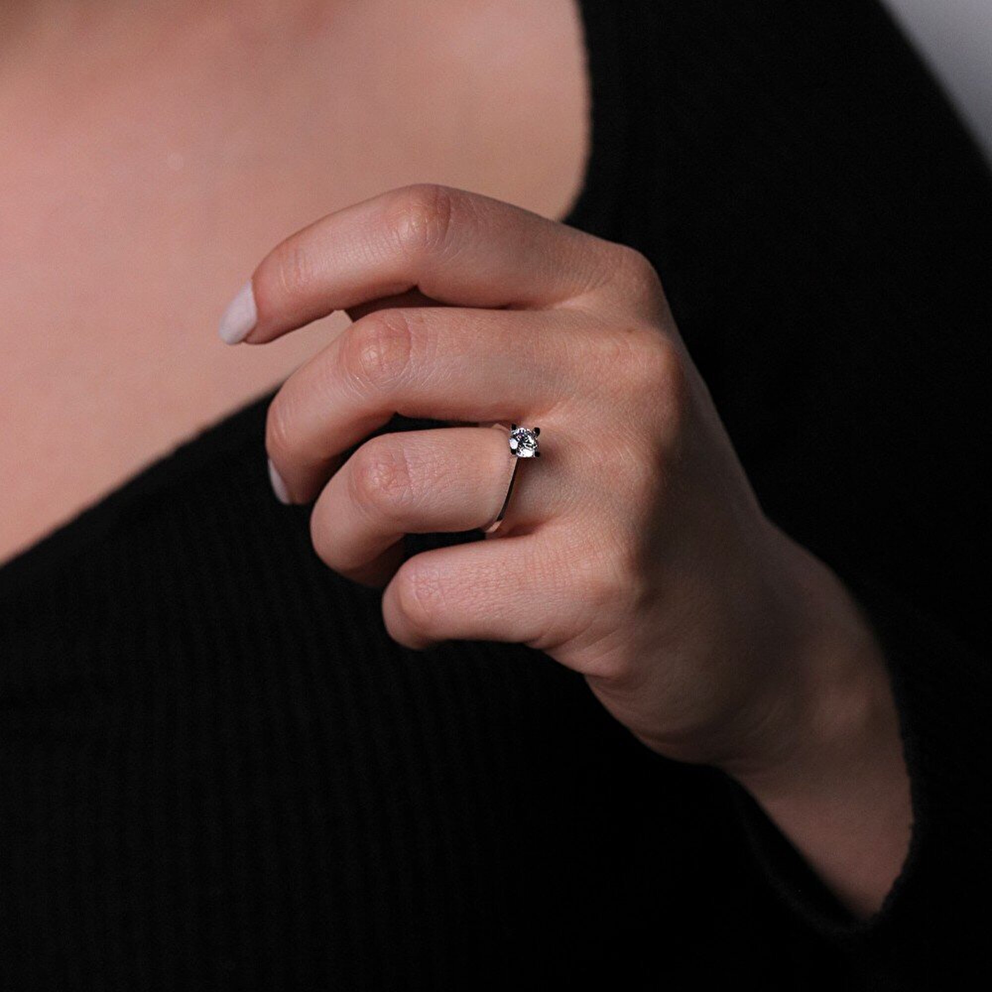 8 Ayar Beyaz Altın Tektaş Yüzük