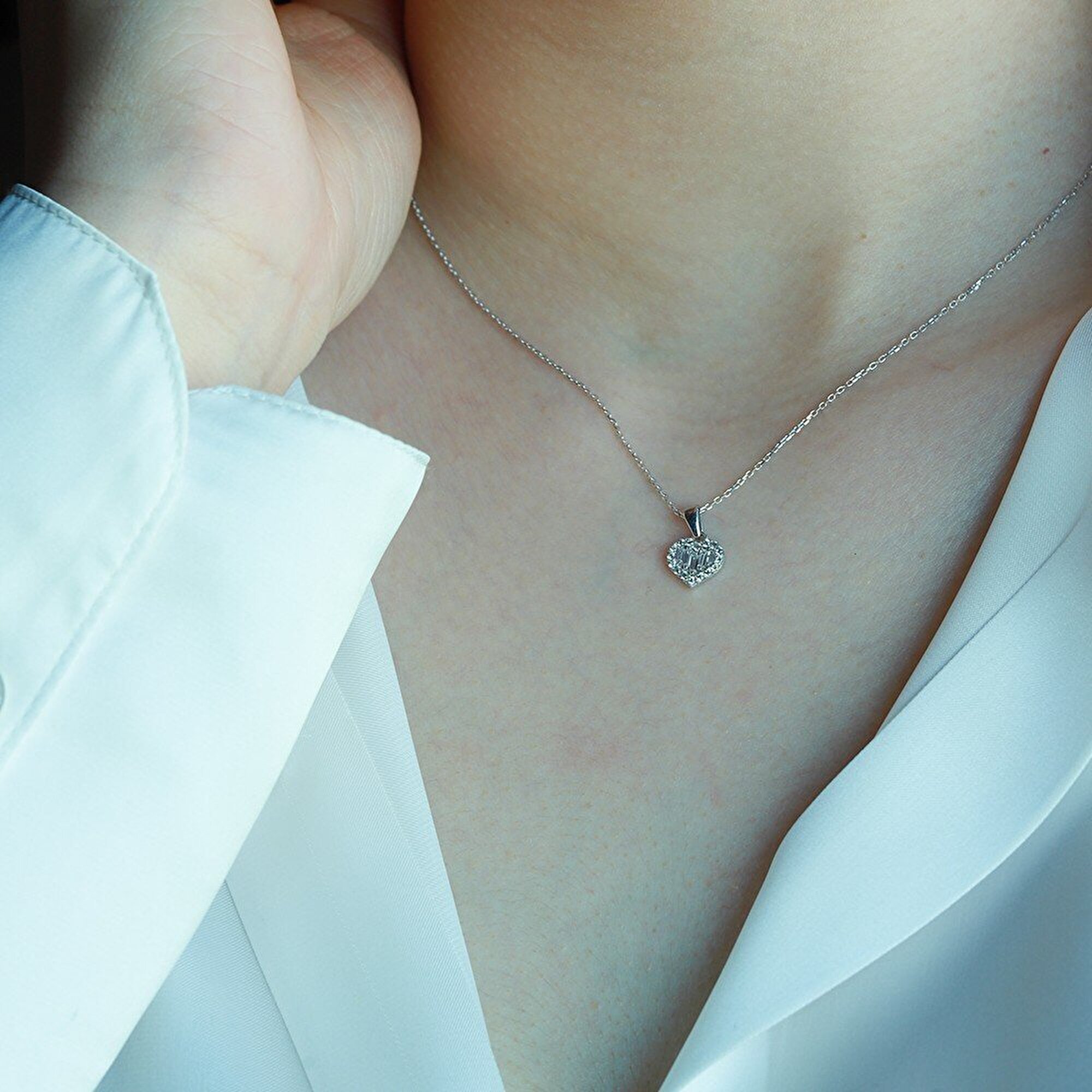 8 Ayar Beyaz Altın Baget Kolye