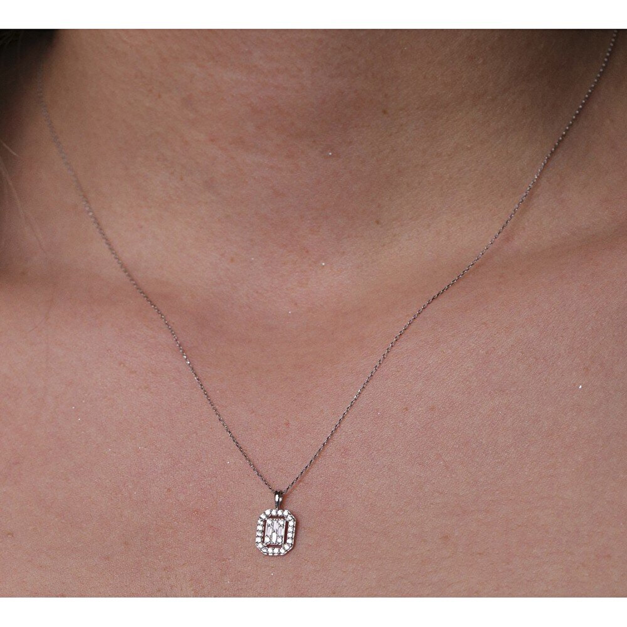 8 Ayar Beyaz Altın Baget Kolye