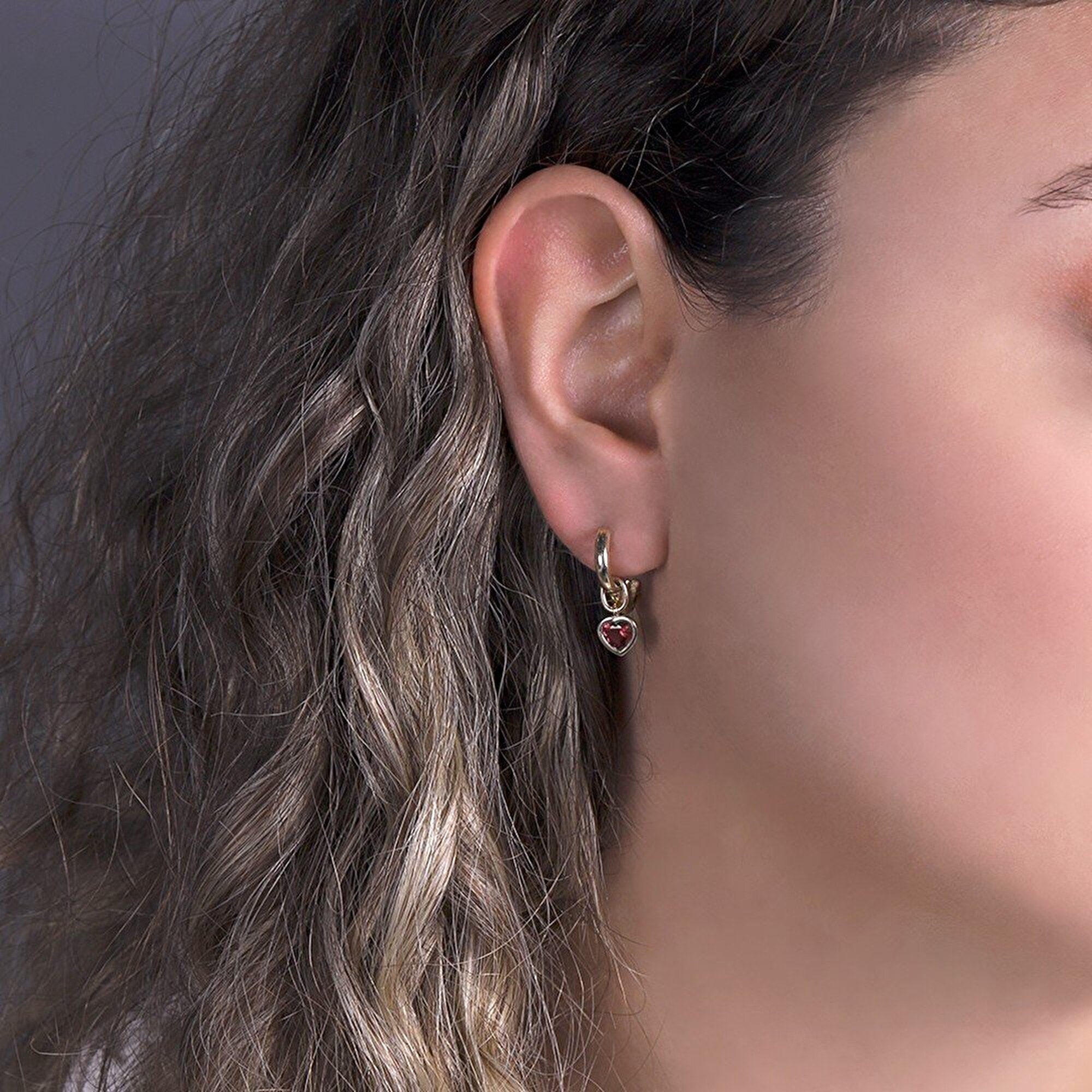 14 Ayar Sarı Altın Kırmızı Taşlı Kalp Küpe