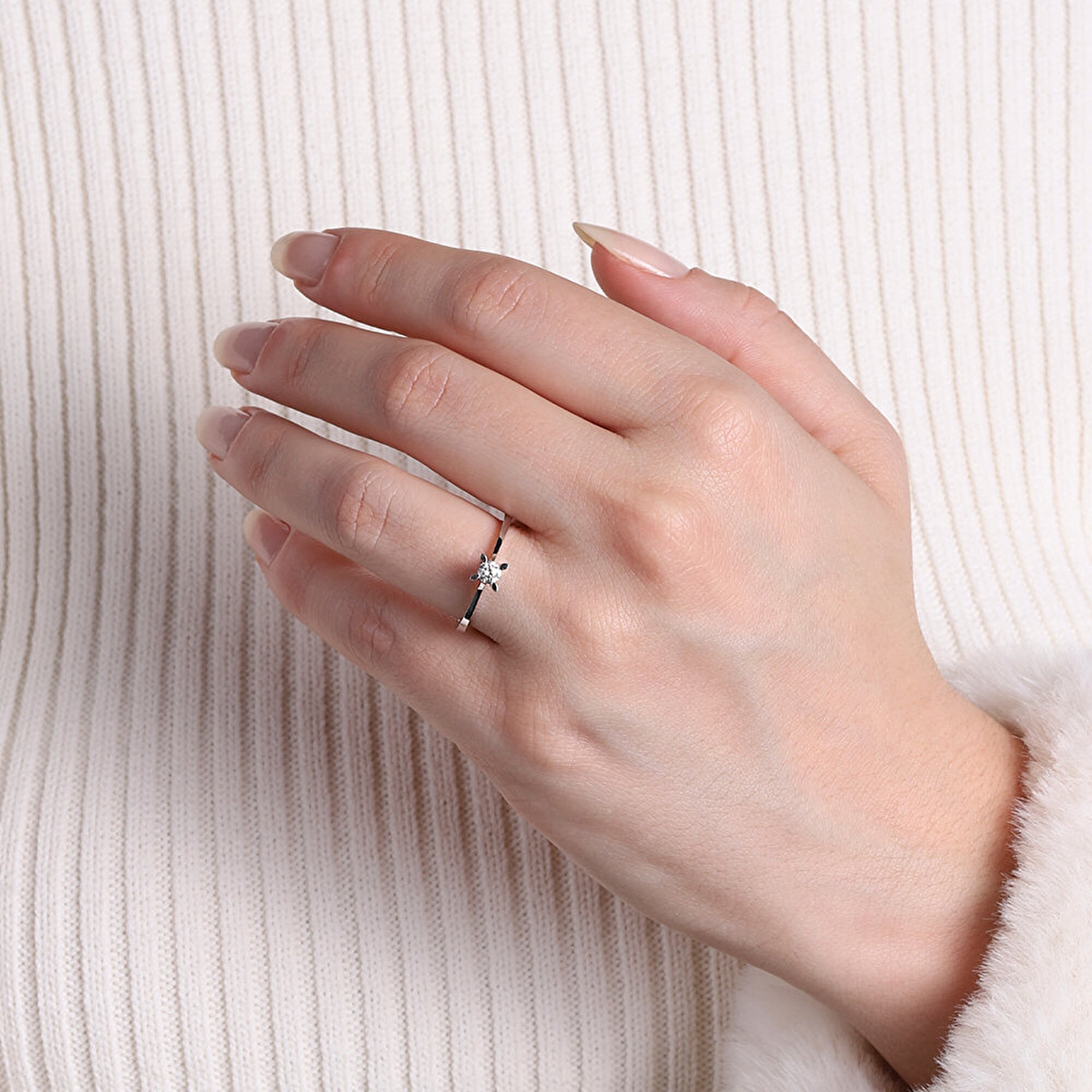 0,16 Karat Tektaş Pırlanta Yüzük