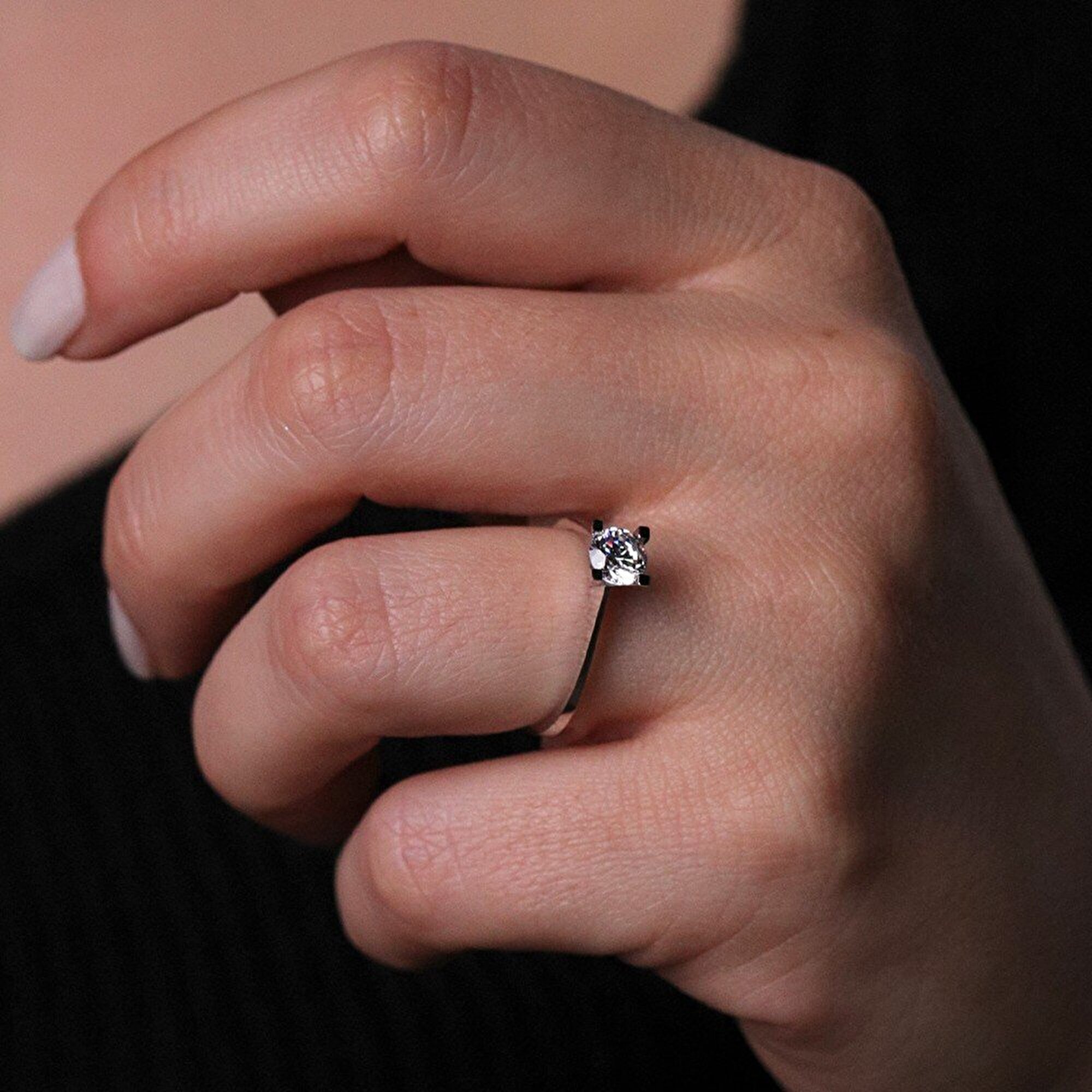 8 Ayar Beyaz Altın Tektaş Yüzük