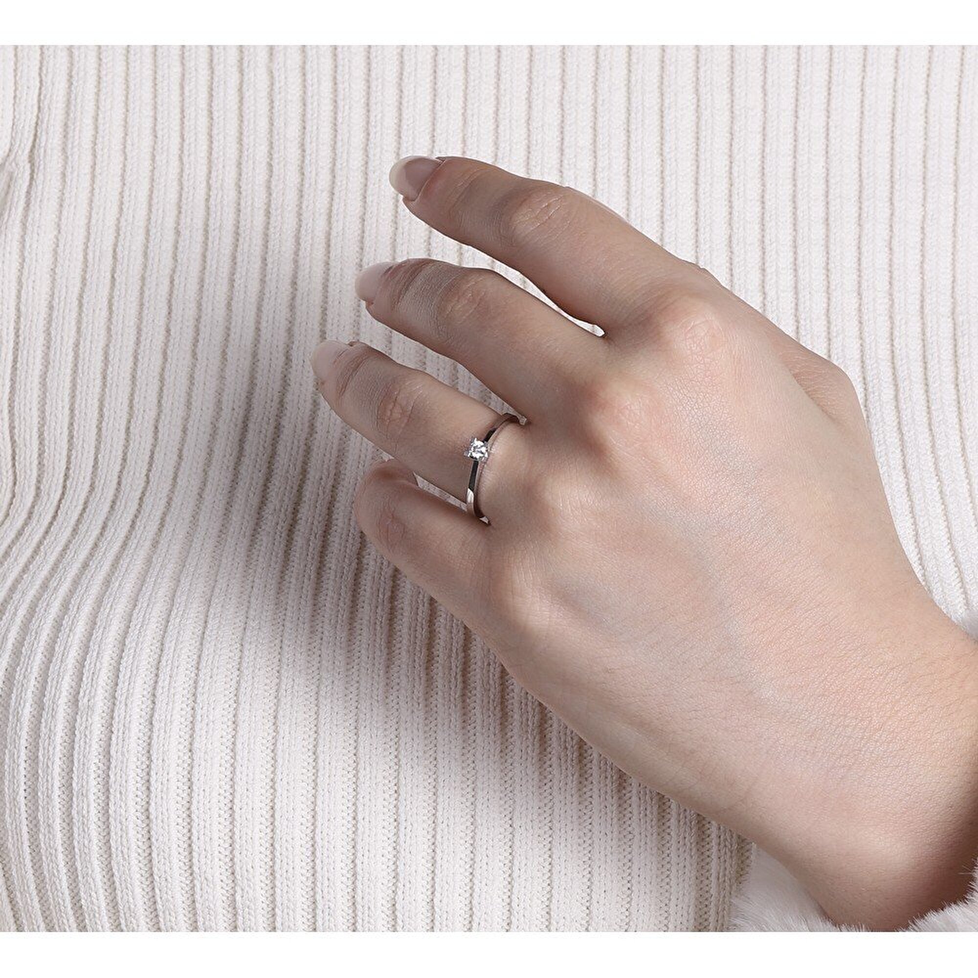 0,09 Karat Tektaş Pırlanta Yüzük