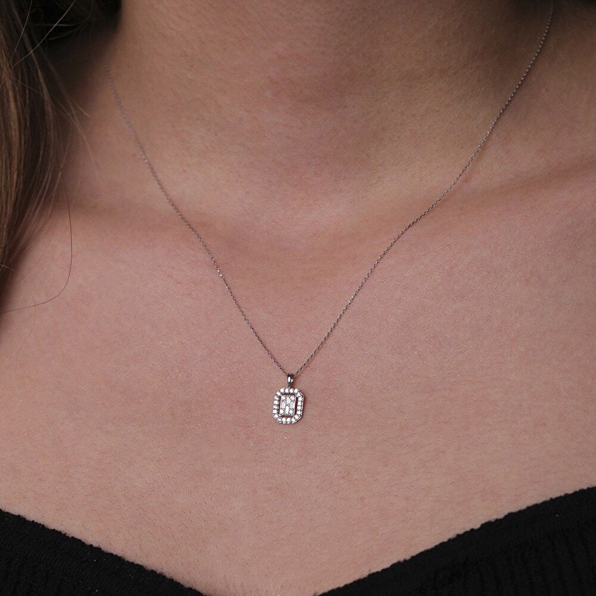 8 Ayar Beyaz Altın Baget Kolye