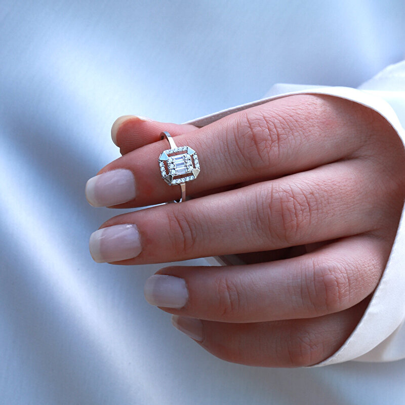 8 Ayar Beyaz Altın Baget Yüzük