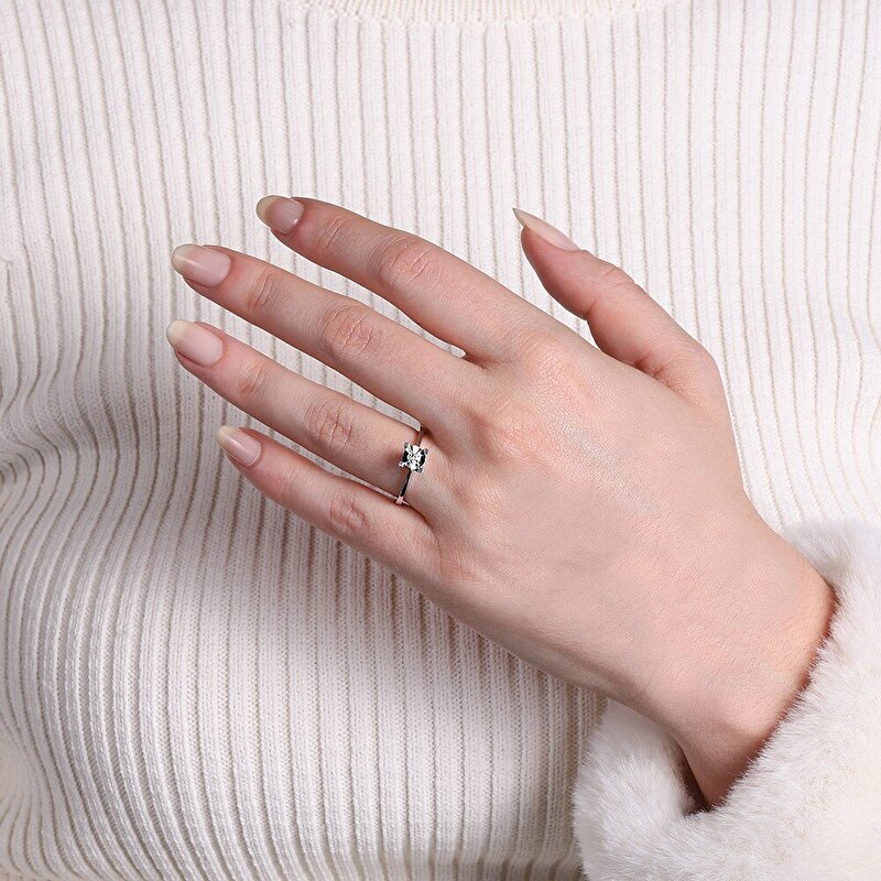 0,11 Karat Tektaş Pırlanta Yüzük