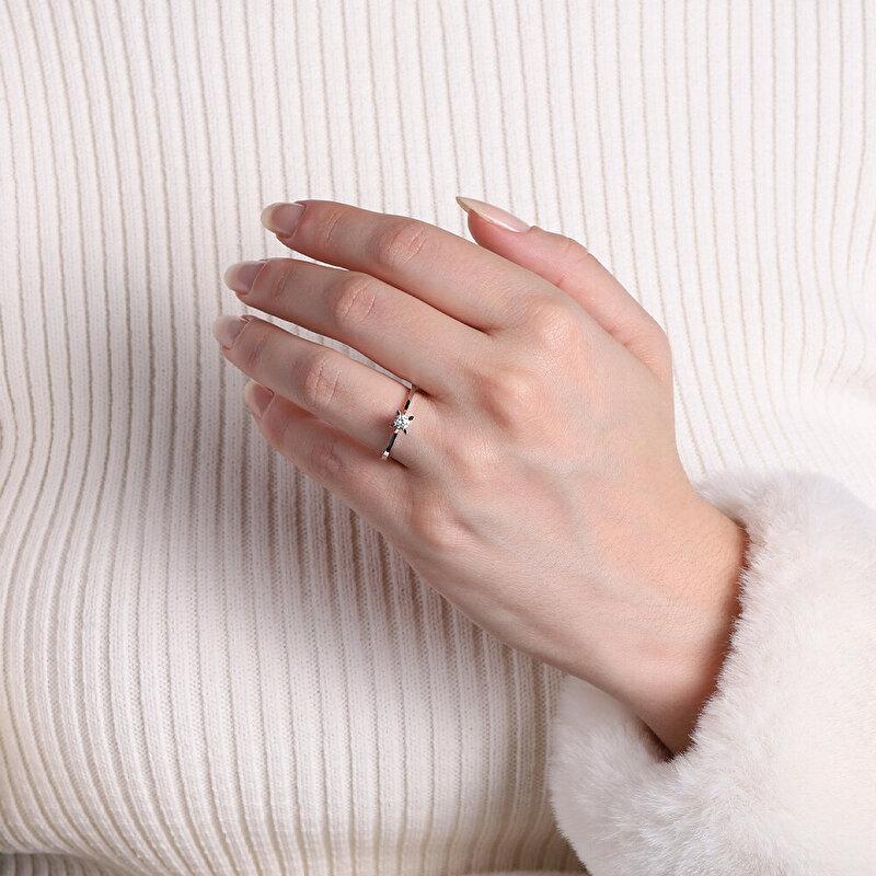 0,18 Karat Tektaş Pırlanta Yüzük